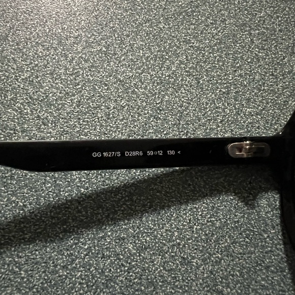 Preloved Gucci Aviator Sunglasses, no scratches, missing logo on top of … - Picture 8 of 8